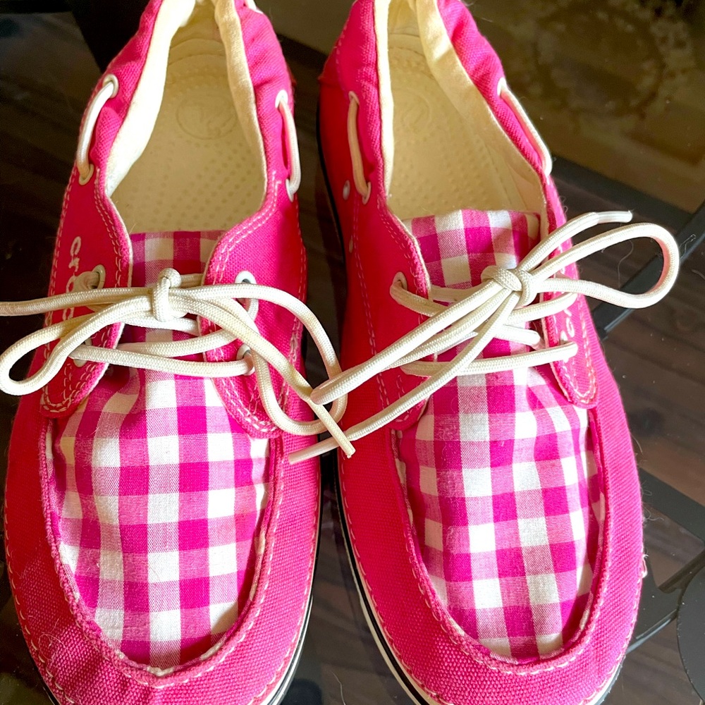 So cute! Crocs that look like boat shoes!